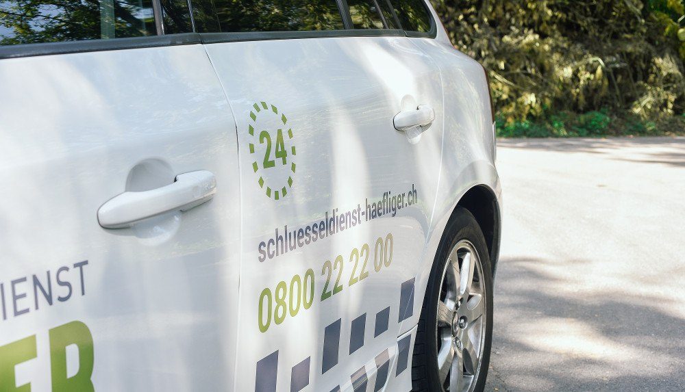 Einsatzfahrzeug von Schlüsseldienst Herzogenbuchsee unterwegs durch das hügelige Oberaargau